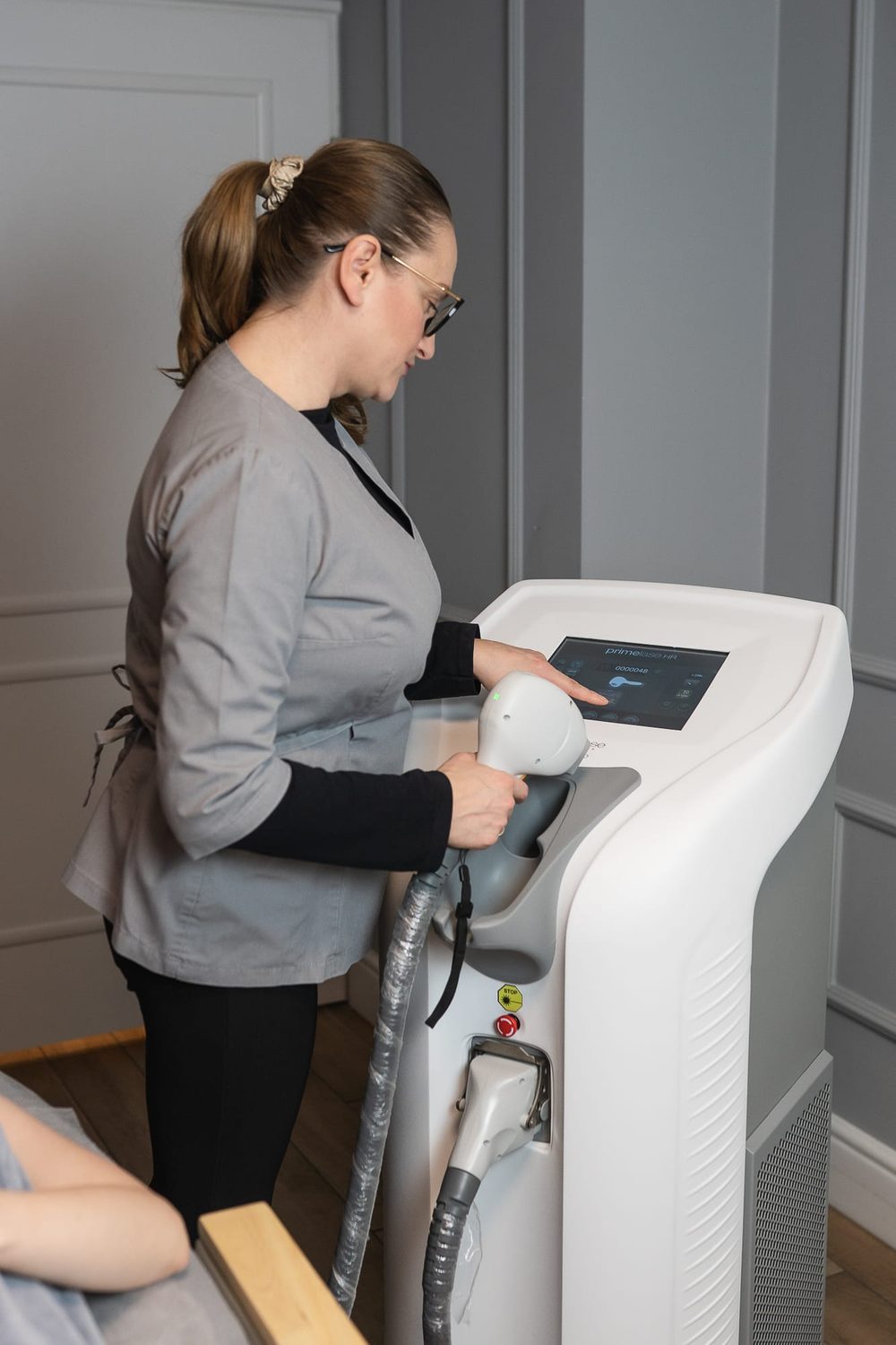 Kosmetolog przygotowująca stanowisko laserowe Primelase